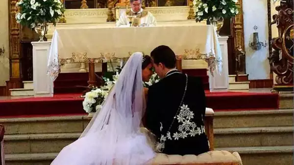 Tras mantener la fecha de su boda en secreto, la pareja contrajo matrimonio hoy en la mañana, según informan medios locales chiapanecos.