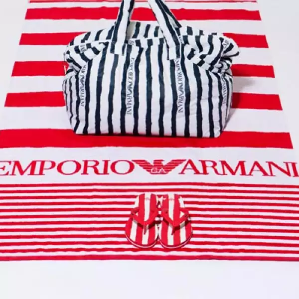 El diseñador también pensó en los accesorios que llevas a la playa e incluyó en su propuesta bolsas, toallas, sandalias, entre otros.