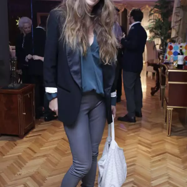 Erika Basabe, piezas clave: leggings de piel y bolsa en color blanco.