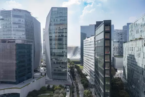 ¿Quién manda en las Fibras en 2025? Industrial y oficinas toman la delantera en metros cuadrados y rendimientos