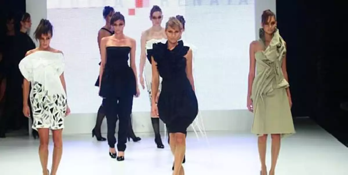 Julia y Renata viven y trabajan en Guadalajara. Estudiaron diseño de moda en esta ciudad y en 1993 formaron su propia línea.