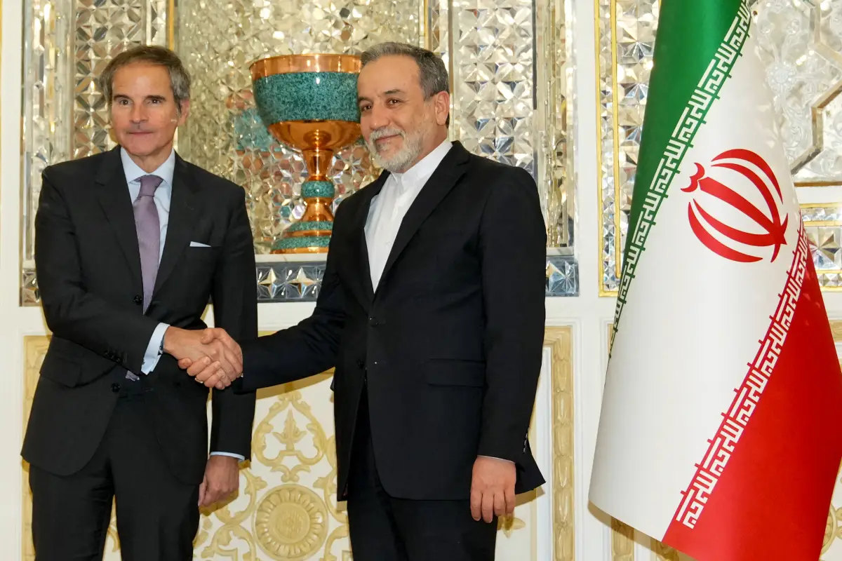 En esta imagen facilitada por el Ministerio de Asuntos Exteriores iraní se ve al ministro de Asuntos Exteriores de Irán, Abbas Araghchi, recibiendo al director general del Organismo Internacional de Energía Atómica (OIEA), Rafael Grossi, en la sede del Ministerio de Asuntos Exteriores en Teherán.