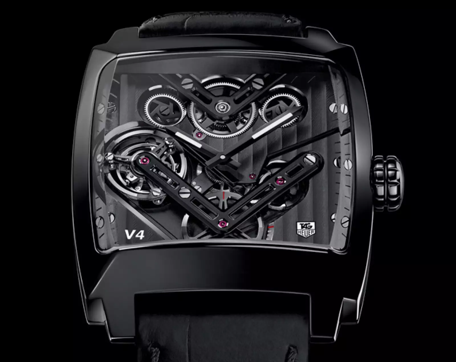 Si el modelo Mónaco es parte de la historia, lo mismo que la versión V4 con mecanismo a base de bandas dentadas; la cima de este diseño llega con este espectacular tourbilon, también a base de band...