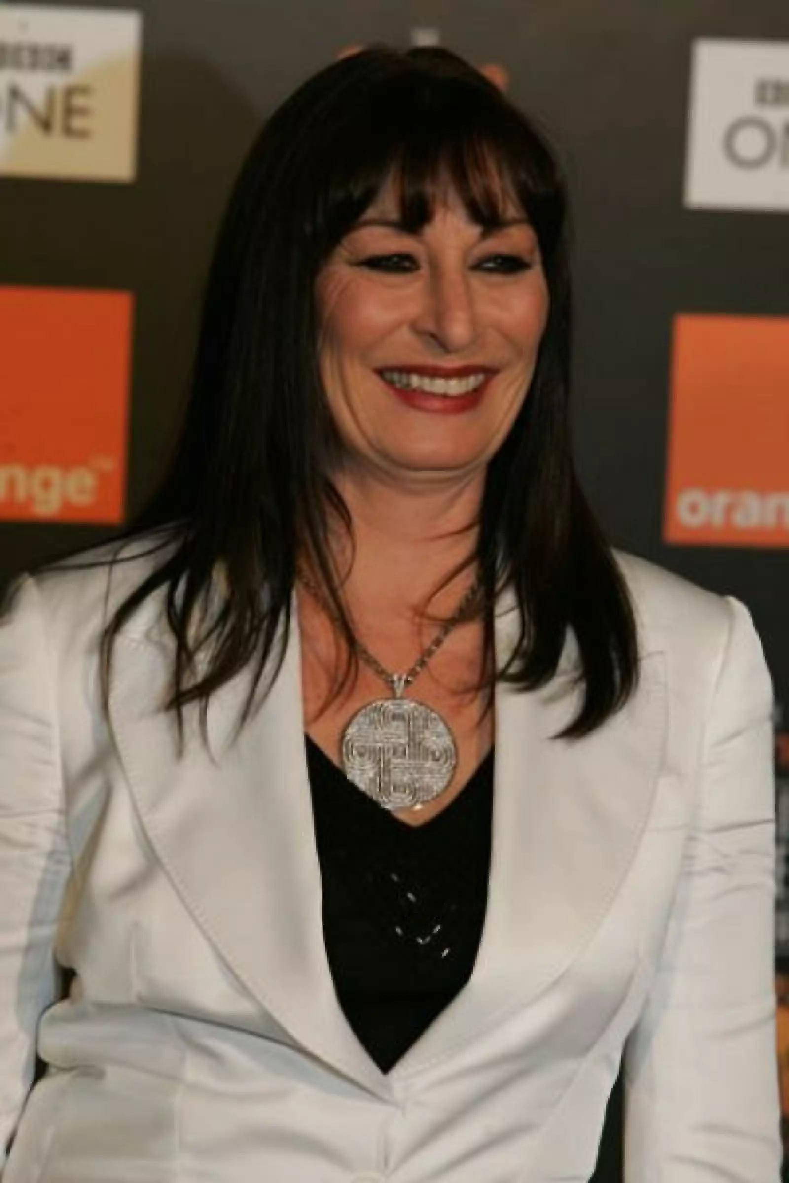 Anjelica Houston piensa que al operarse, las mujeres parecen más `cosas´ que personas, por eso ella prefiere dejarse intacta.