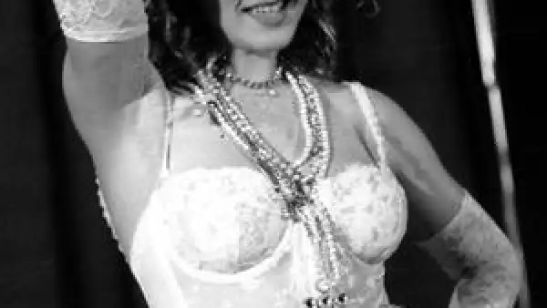 En 1984 usó un cinturón `Boy Toy´ para el video del tema Borderline este mismo año ganó su primer MTV Music Award.