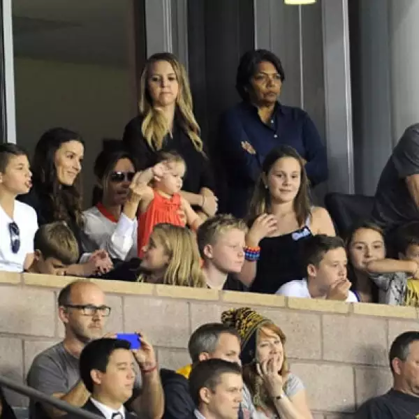 Visitando a su papá en el partido del Galaxy vs Seattle Sounders.