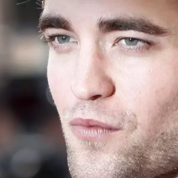 EL GALÁN DEL MOMENTO. De la noche a la mañana, en serio así fue, Robert Pattinson se convirtió en un actor asediado por miles de mujeres, en su mayoría niñas. Y todo gracias a la cinta Crepúsculo.