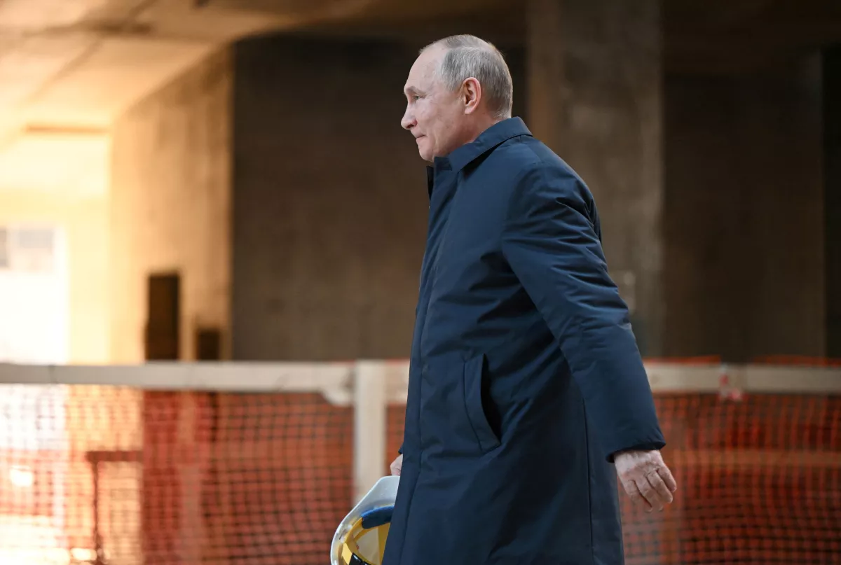 El presidente ruso Vladimir Putin visita un sitio de construcción de la Agencia Espacial de Rusia en Moscú. 