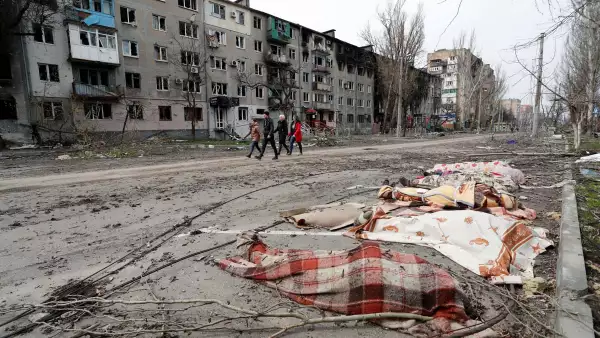 MATERIAL SENSIBLE. ESTA IMAGEN PUEDE OFENDER O MOLESTAR. Cuerpos de civiles asesinados durante el conflicto Ucrania-Rusia en la ciudad portuaria sureña de Mariupol, Ucrania.