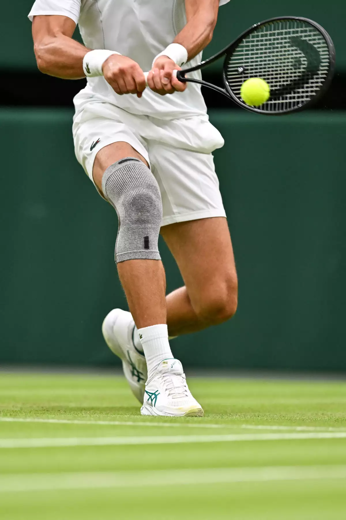 Djokovic jugó debut de Wimbledon con rodillera
