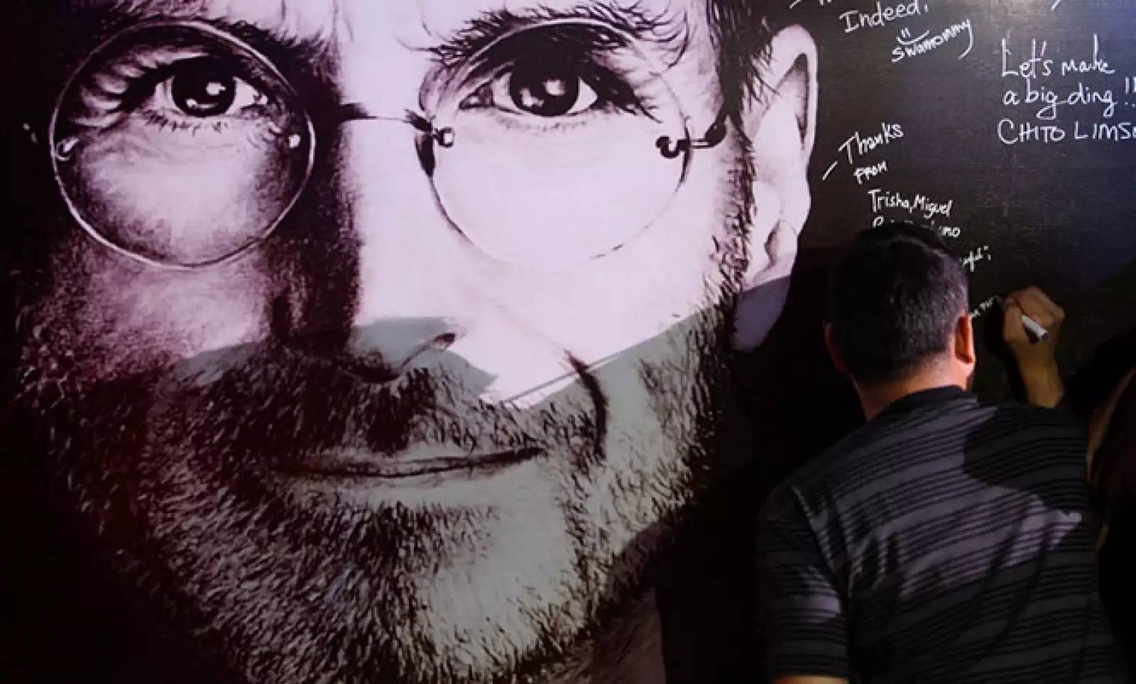 Mientras las tienda de Apple abrían sus puertas, la gente dejaba mensajes para recordar al CEO de la firma, Steve Jobs, fallecido el 5 de octubre.