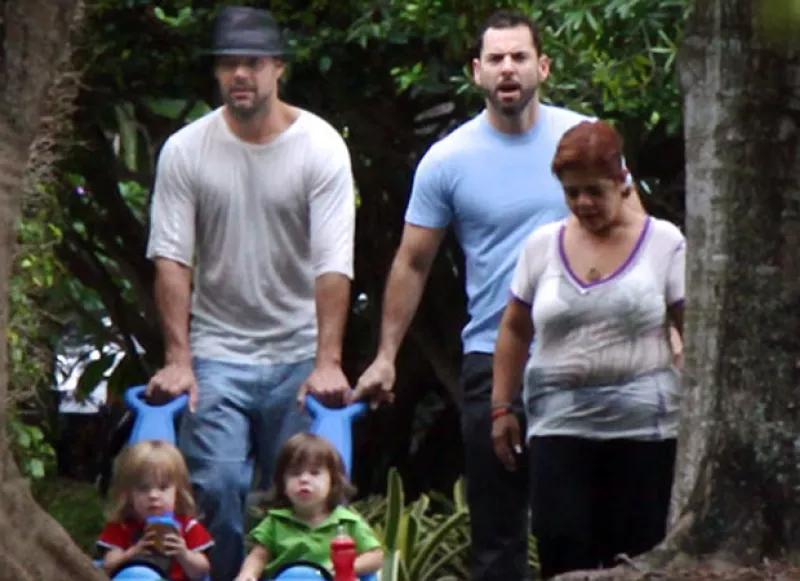 Aunque desde hace ya varios meses se especulaba sobre la relación de Ricky con Carlos González Abella, no se había confirmado pues ambos son amigos desde niños y tenían una relación profesional.