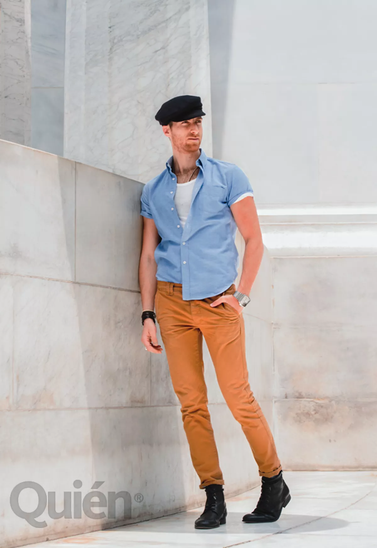Salomón con camisa J.Crew, t-shirt de Zara, jeans Topman y zapatos H by Hudson. Complementó el look con una boina de Lafayette Collection, accesorios Don Juan y reloj Diesel.
