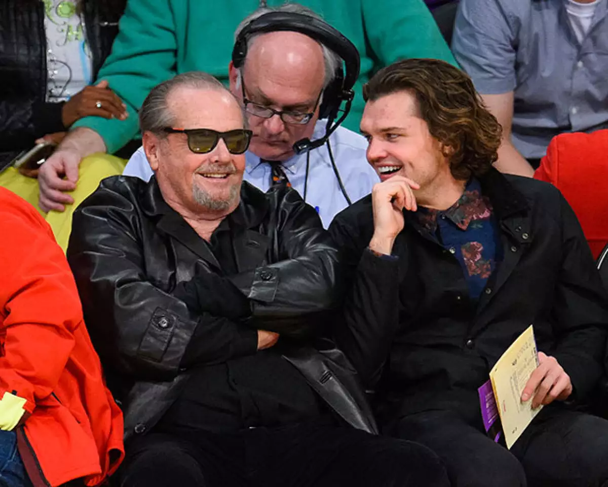 Acompañado por su hijo, el actor fue visto recientemente en un partido de los Lakers.