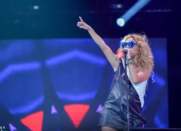 La cantante dejó ver su avanzado embarazo en un concierto recientemente.