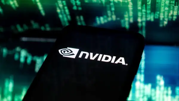 Fotografía de un teléfono mostrando el logo de Nvidia.