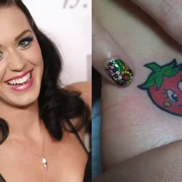La cantante Katy Perry se hizo el dibujo de una fresa de caricatura en el tobillo, y en Twitter pide a sus fans que le ayuden a elegir un nombre para él.
