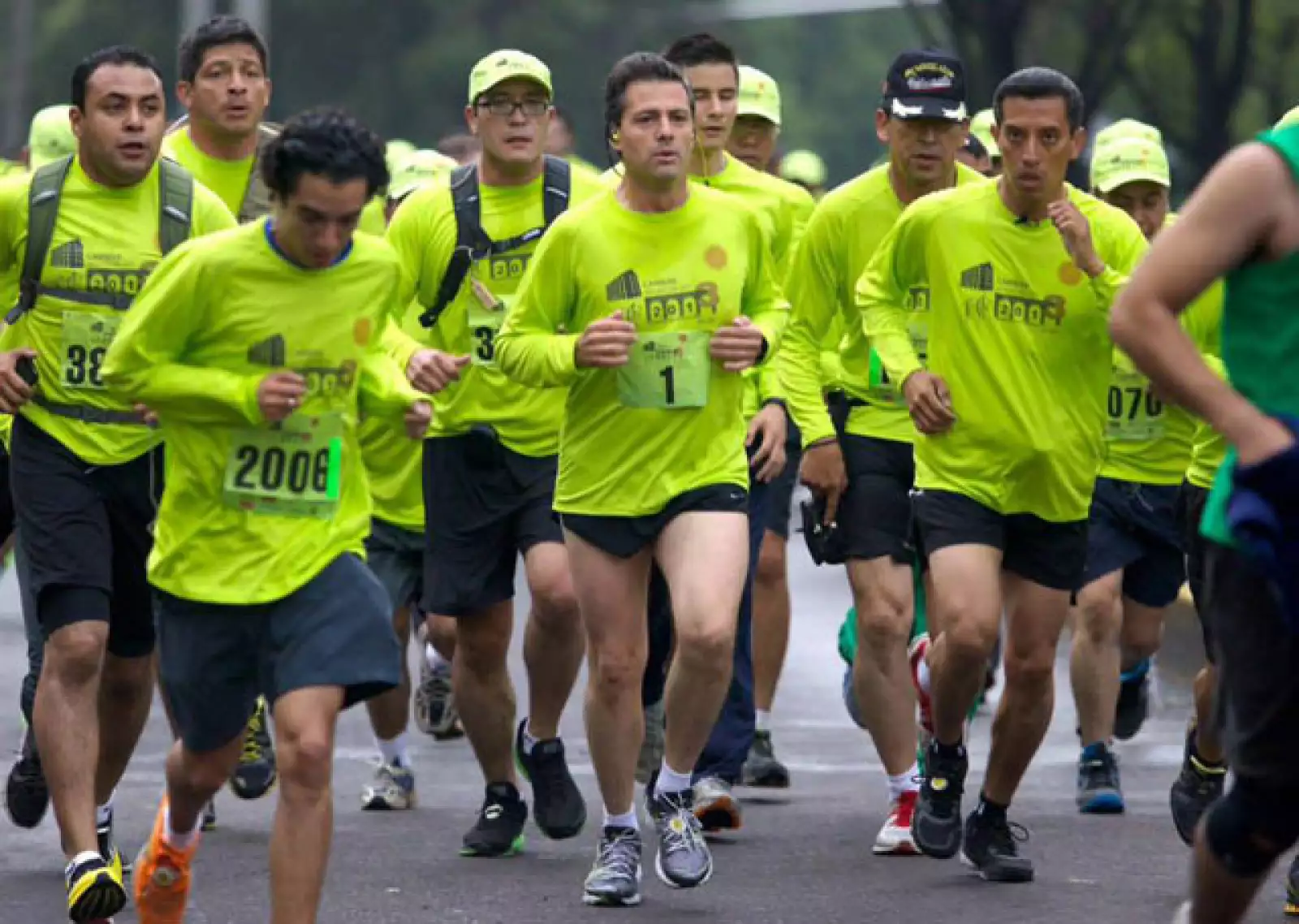 Acompañado del jefe del Cuerpo de Guardias Presidenciales, Roberto Miranda, el titular del Ejecutivo Federal mostró buen ritmo durante la justa atlética.