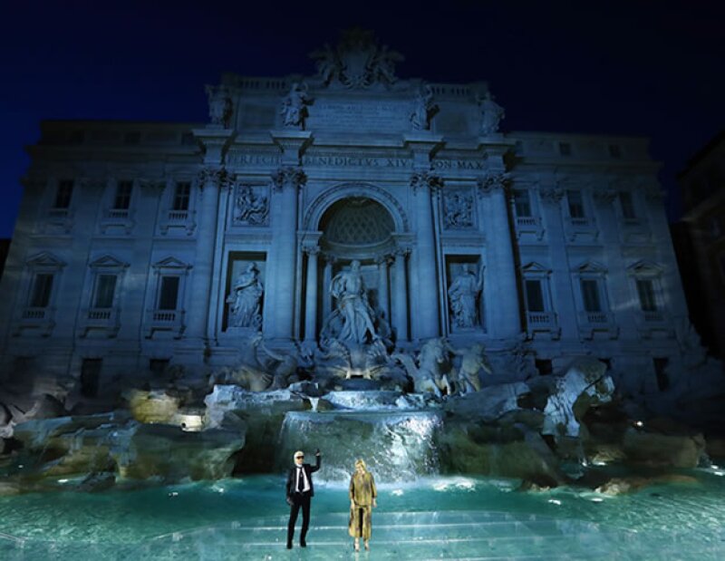 ¡Caminar sobre agua! La Fuente de Trevi en Roma fue la locación para la Alta Costura Fall 2016 de Fendi.