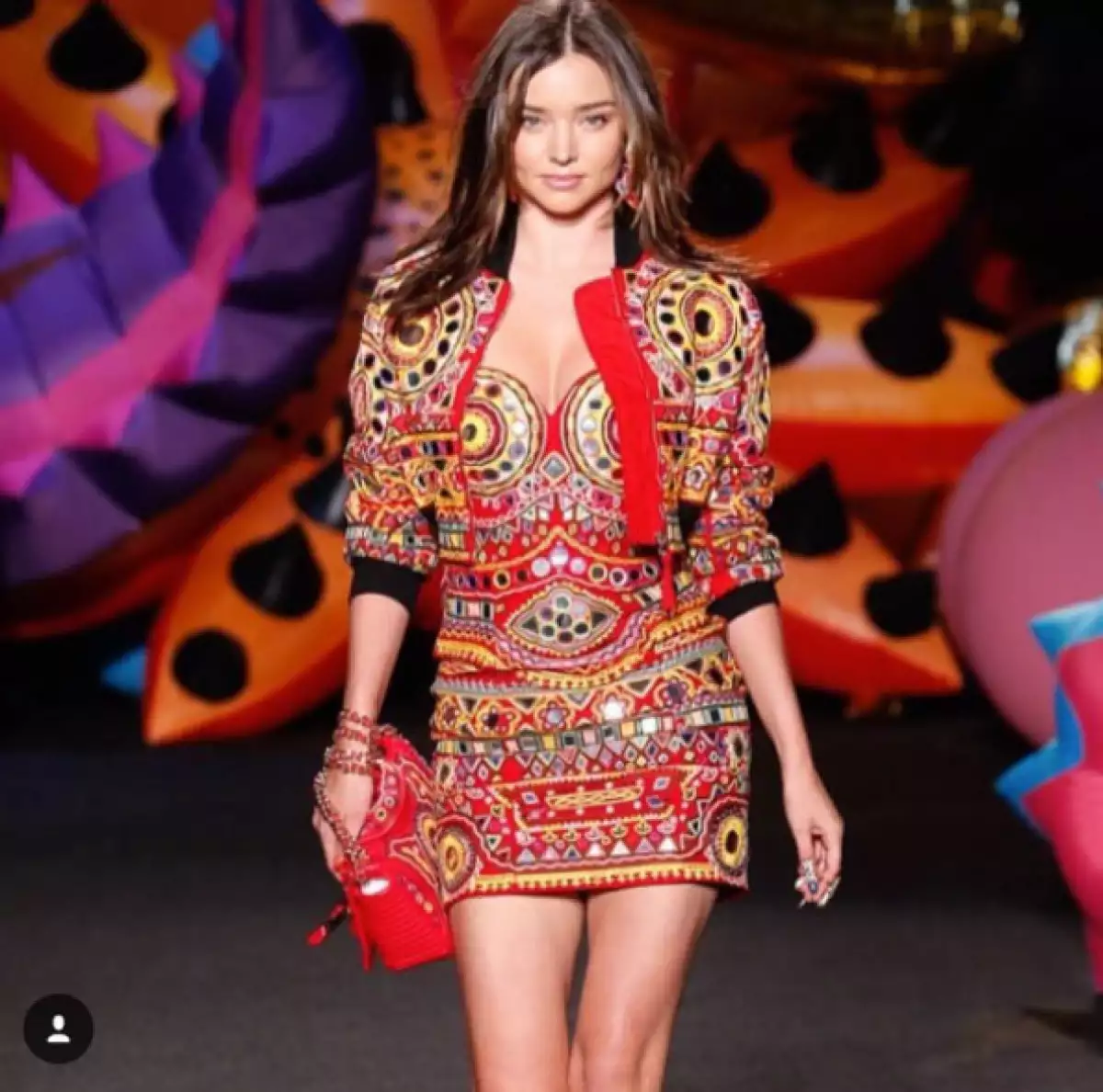 La modelo abrió el desfile de Moschino, mientras Katy se encontraba en primera fila.