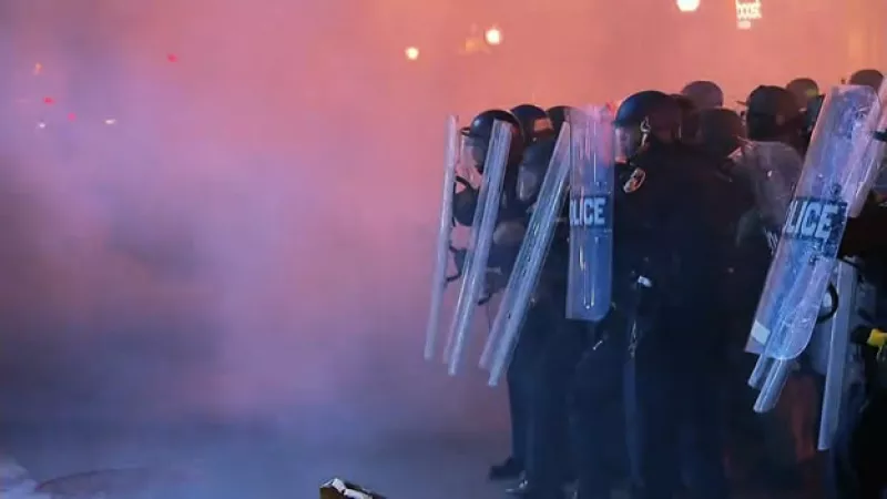 Policías del Departamento de Baltimore se preparan para aplicar la ley a las personas que no atiendan el toque de queda este martes