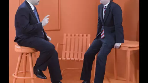 Los jóvenes talentos no desaprovecharon la oportunidad para conocerse. Aquí Gerardo Ruiz Rocha, director general de Interfactura, conversa con Ian Armstrong Z., operador de Protego Casa de Bolsa.