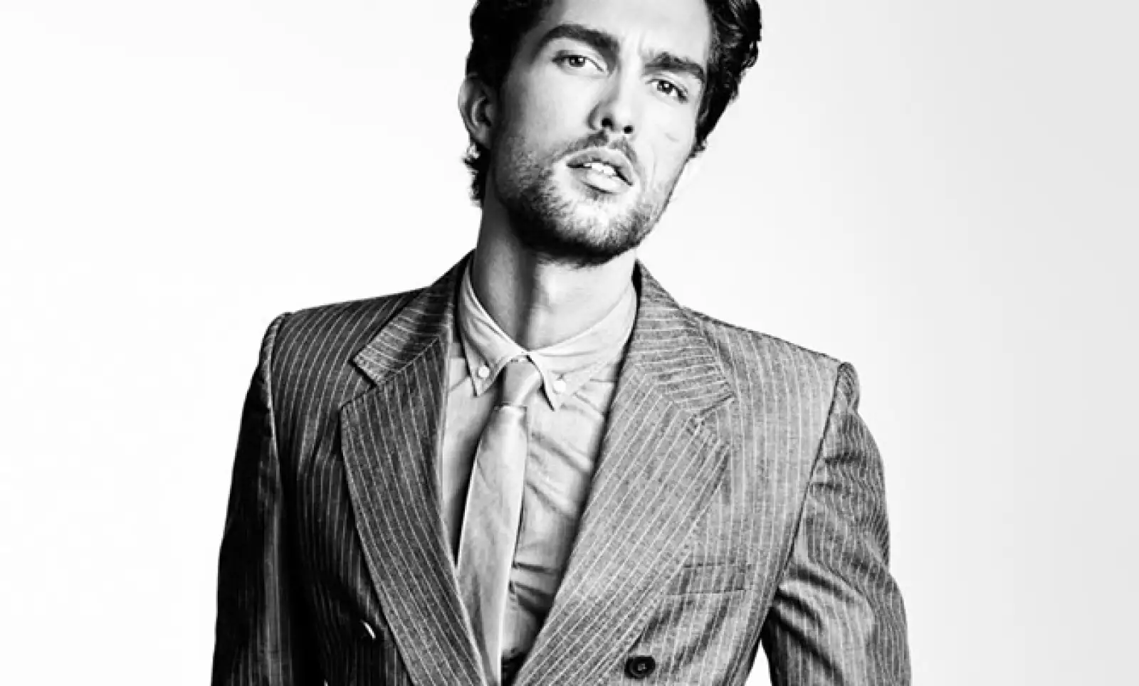 Fabricado en lino, este traje es ideal para iniciar la semana con un ‘outfit’ elegante y juvenil.