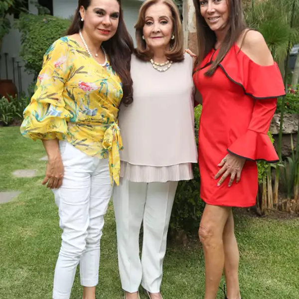 Rosita Watanabe entre amigas