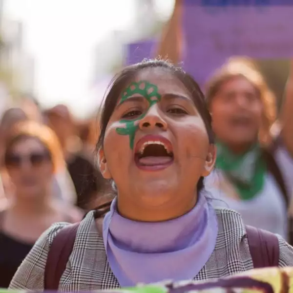 CIUDAD DE MÉXICO, 08MARZO2019.- Con motivo del Día Internacional de la Mujer, miles de mujeres marcharon de la glorieta del Ángel de la Independencia al Zócalo capitalino para exigir el cese a las agresiones contra las mujeres, así como los feminicidios. Las inconformes gritaron consignas y mostraron pancartas con la leyenda “se va caer”, refiriéndose al estado patriarcal del cual son víctimas, afirmaron. Asimismo, se condenó la no despenalización al aborto y la recién aprobada reforma en el estado de Monterrey que dictamina al mismo como un delito. 
FOTO: GALO CAÑAS /CUARTOSCURO.COM