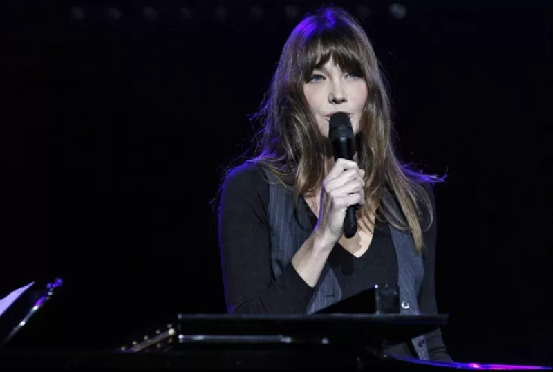 La Primera Dama de Francia deleitó a los presentes con una canción durante la novena entrega de los premios Constantine, que se realizó en la sala Olympia de Paris.