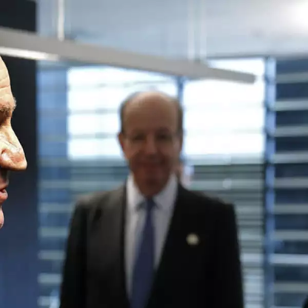 Mientras España padece su quinto año de crisis económica, América Latina vive un periodo de relativa bonanza. El rey Juan Carlos conversa con el presidente de Ecuador, Rafael Correa.