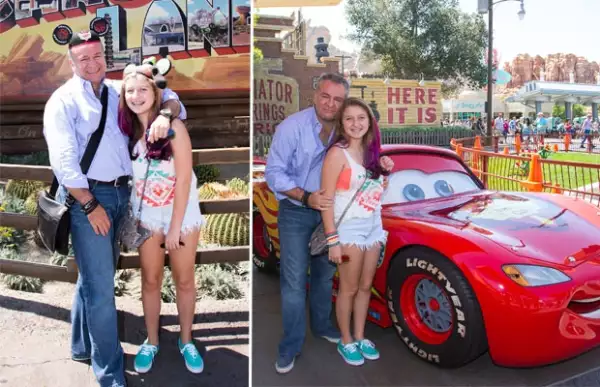 El Güero Castro y su hija posan al lado del icónico y carismático Rayo McQueen, quien los sedujo con su deslumbrante carisma.