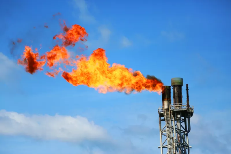 Pemex dispara su venteo de gas y sus emisiones contaminantes