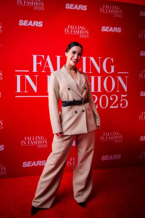 Tammy Parra, creadora de contenido, en la red carpet de Falling in Fashion con un look que describió como formal, atrevido y versátil.