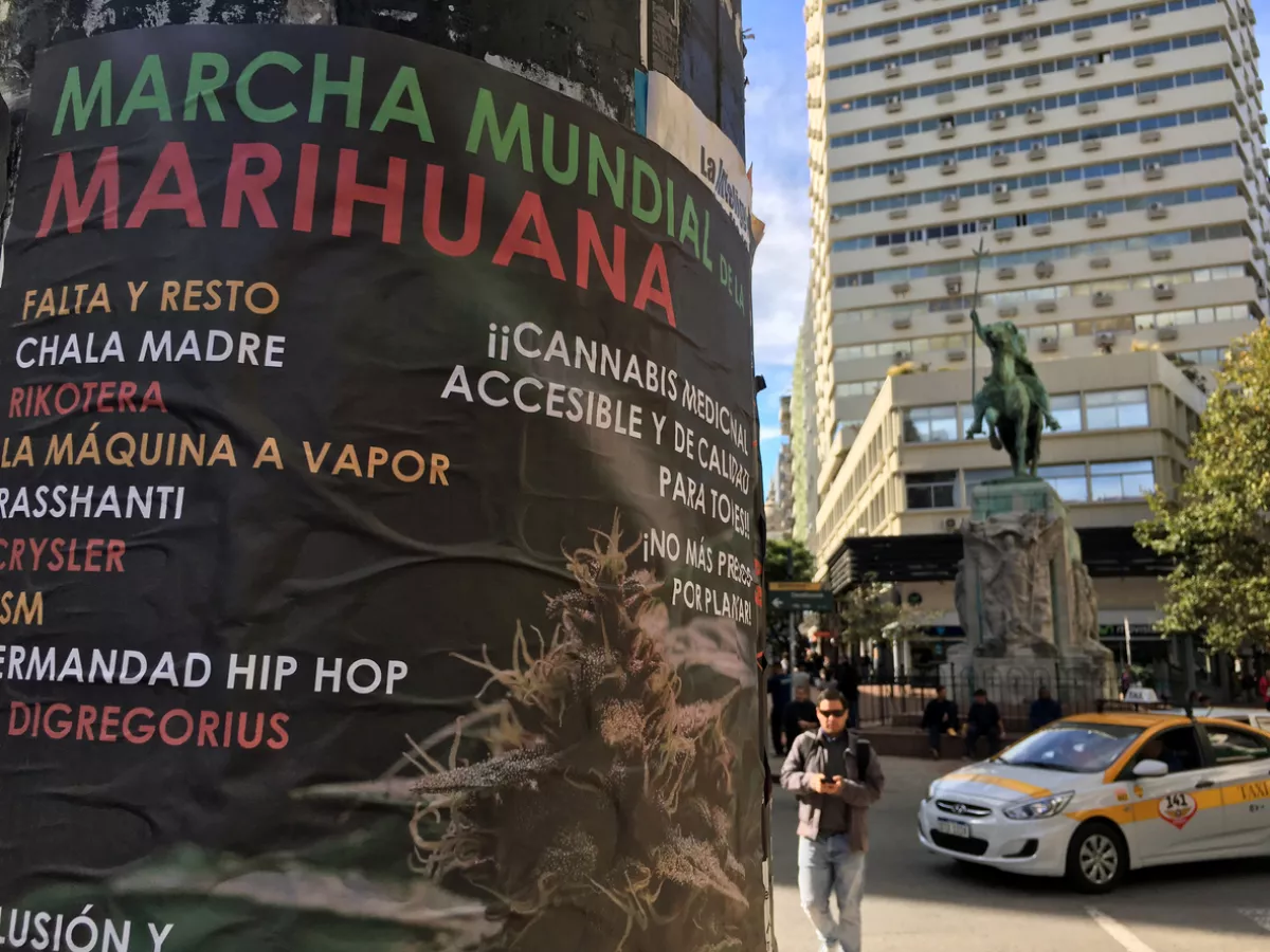 Un poster invita a una manifestación a favor de la marihuana en Montevideo. 