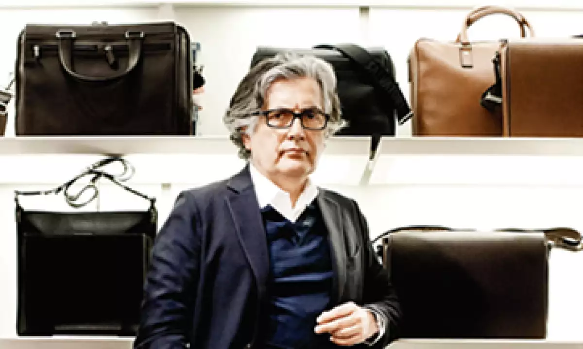 “La comodidad de poder llevar contigo lo que necesitas en el espacio justo es algo que una vez que se experimenta es difícil dejarlo atrás”, dice Javier Suárez, director de artículos de piel de Ferragamo. (Foto: Carlos Álvarez)
