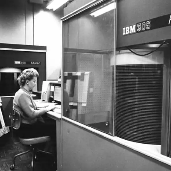 IBM creó el centro de almacenaje RAMAC (Random Access Method of Accounting and Control), que contenía el primer disco duro del mundo. Tenía una capacidad de 10 megabits y pesaba más de 10 toneladas.