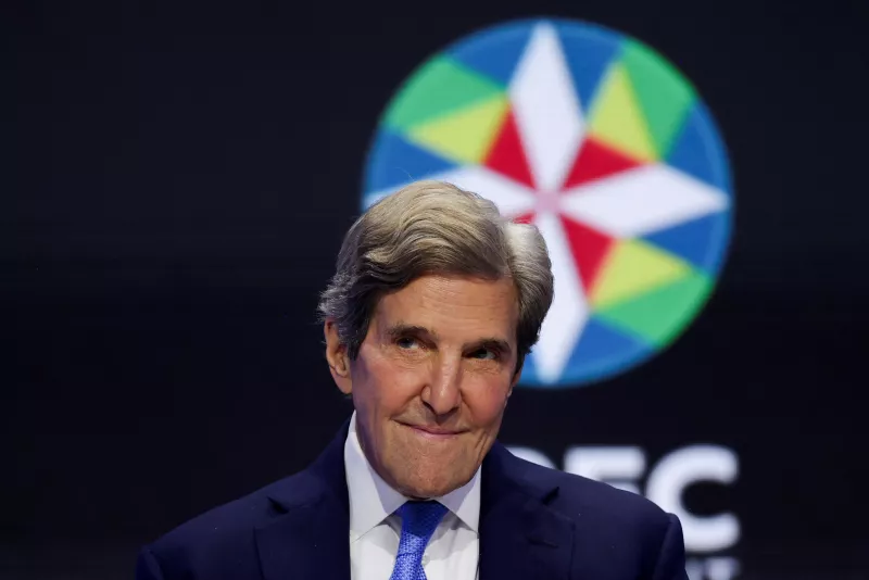 El Enviado Presidencial Especial de EE. UU. para el Clima, John Kerry, asiste a la Cumbre del CEO de Cooperación Económica Asia-Pacífico (APEC) en San Francisco, California, EE. UU. el 16 de noviembre de 2023.