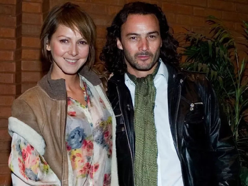 Después de un año de relación, la actriz argentina y el actor mexicano están esperando un bebé.