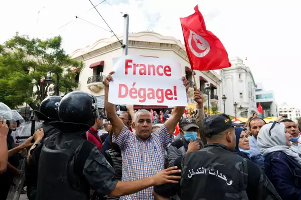 Un hombre sostiene una pancarta que dice "Largo Francia" en una protesta contra el presidente tunecino Kais Saied