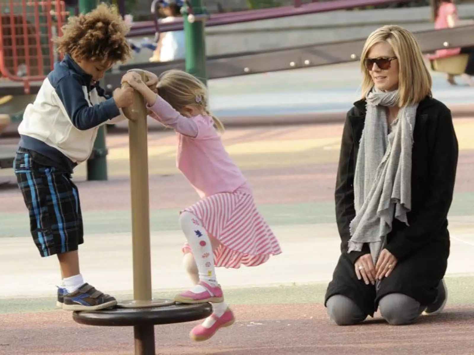 Heidi Klum pasa la tarde con sus hijos en un parque de Los Ángeles, California.