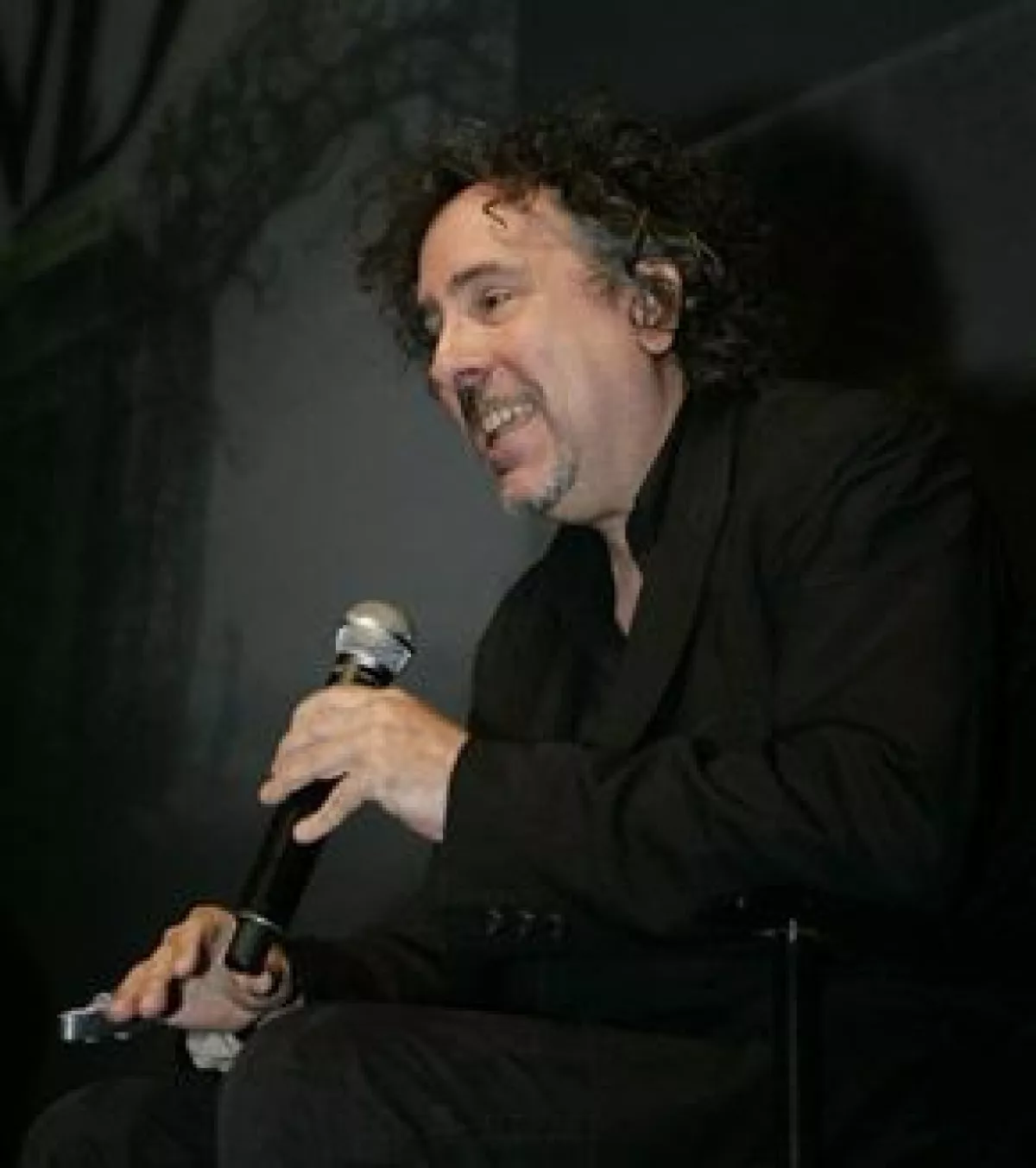El director presentó, orgulloso, el arte de la película, cuyo promocional estrenó este día.
