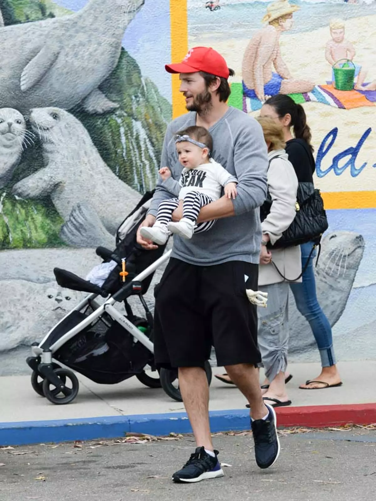 Mientras Ashton cargaba a la bebé, Mila se encargaba de empujar la carreola.