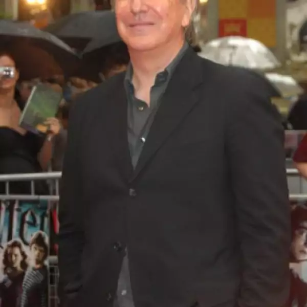 Alan Rickman, el severo profesor Severus Snape, llegó un tanto serio a la presentación.