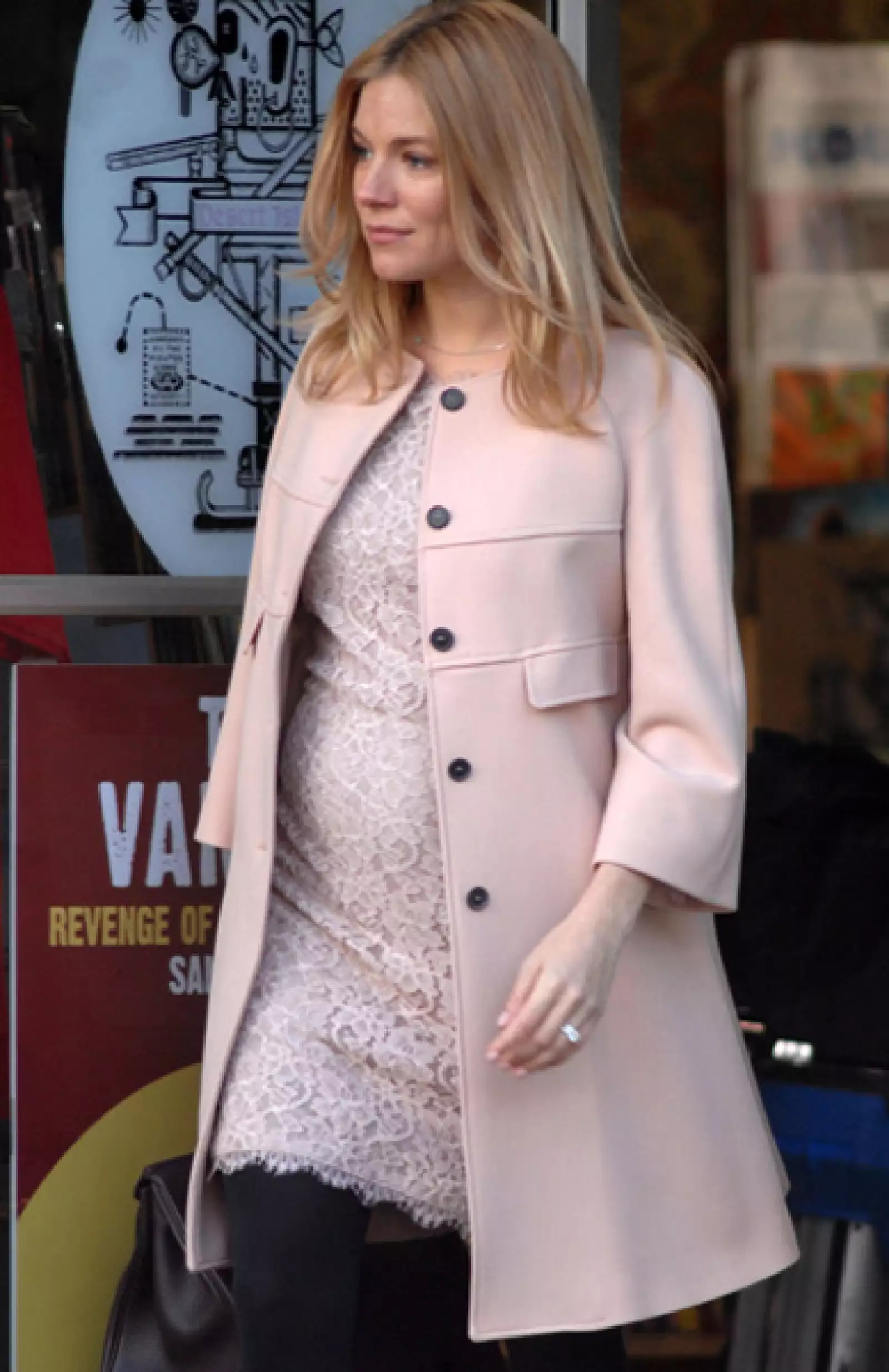 Sienna Miller, quien dará a luz en julio, ha sido captada constantemente ejercitándose con su novio de un año Tom Sturrige, quien es cinco años menor que ella.