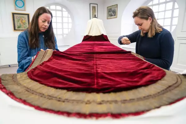 Camila usará la túnica de la reina Isabel II en la coronación