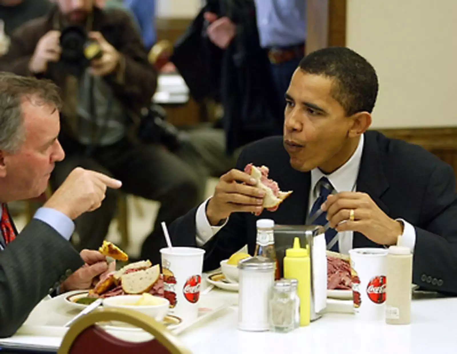 Ni siquiera el mandatario de los Estados Unidos, Barack Obama, se libra de las miradas indiscretas mientras come un poco de fast food.
