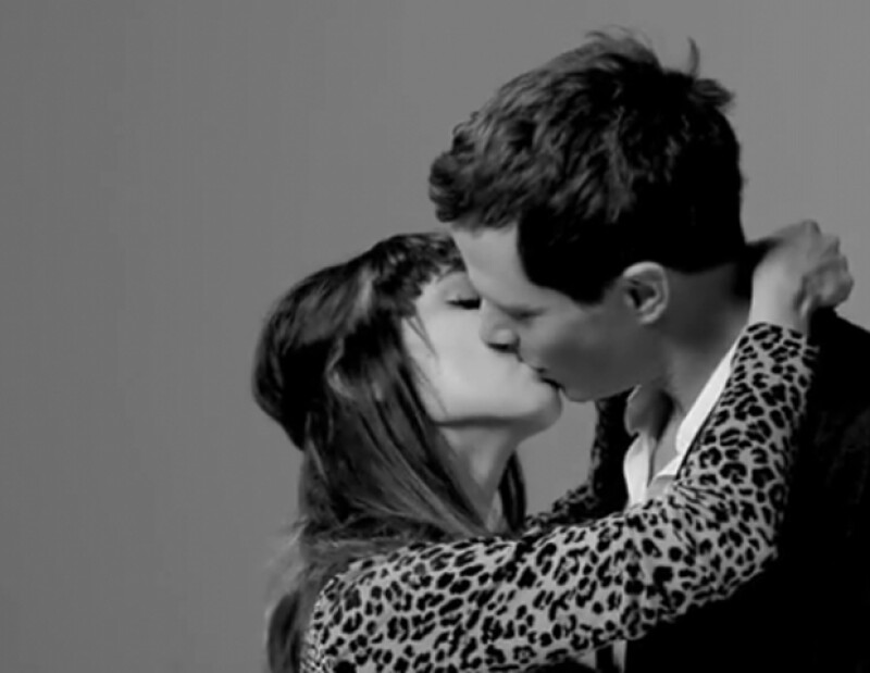 Después del primer beso, algunos de los que participaron en el video, siguen teniendo contacto entre ellos.