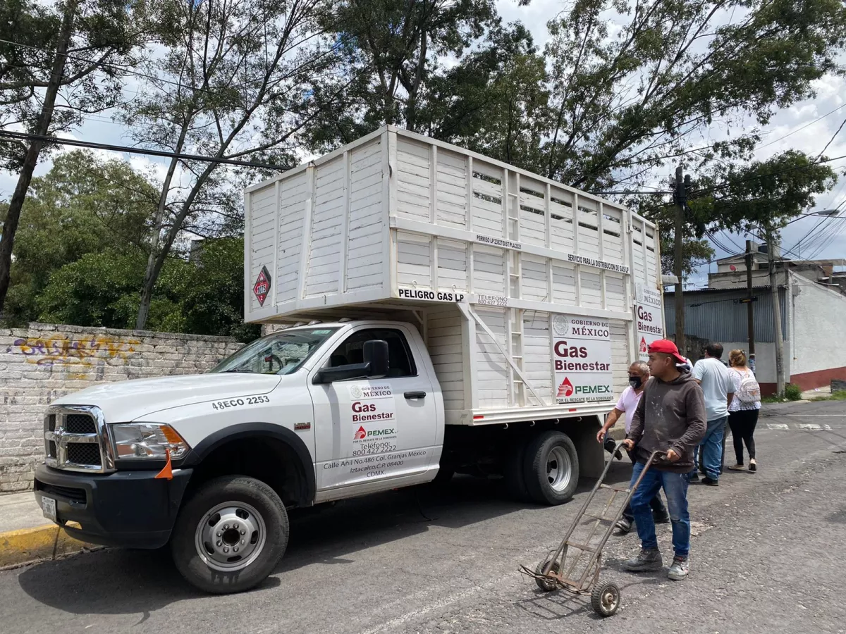 Un vehículo de carga de Gas Bienestar en calles de Iztapalapa. Las personas se acercan a comprar cilindros de gas LP. 