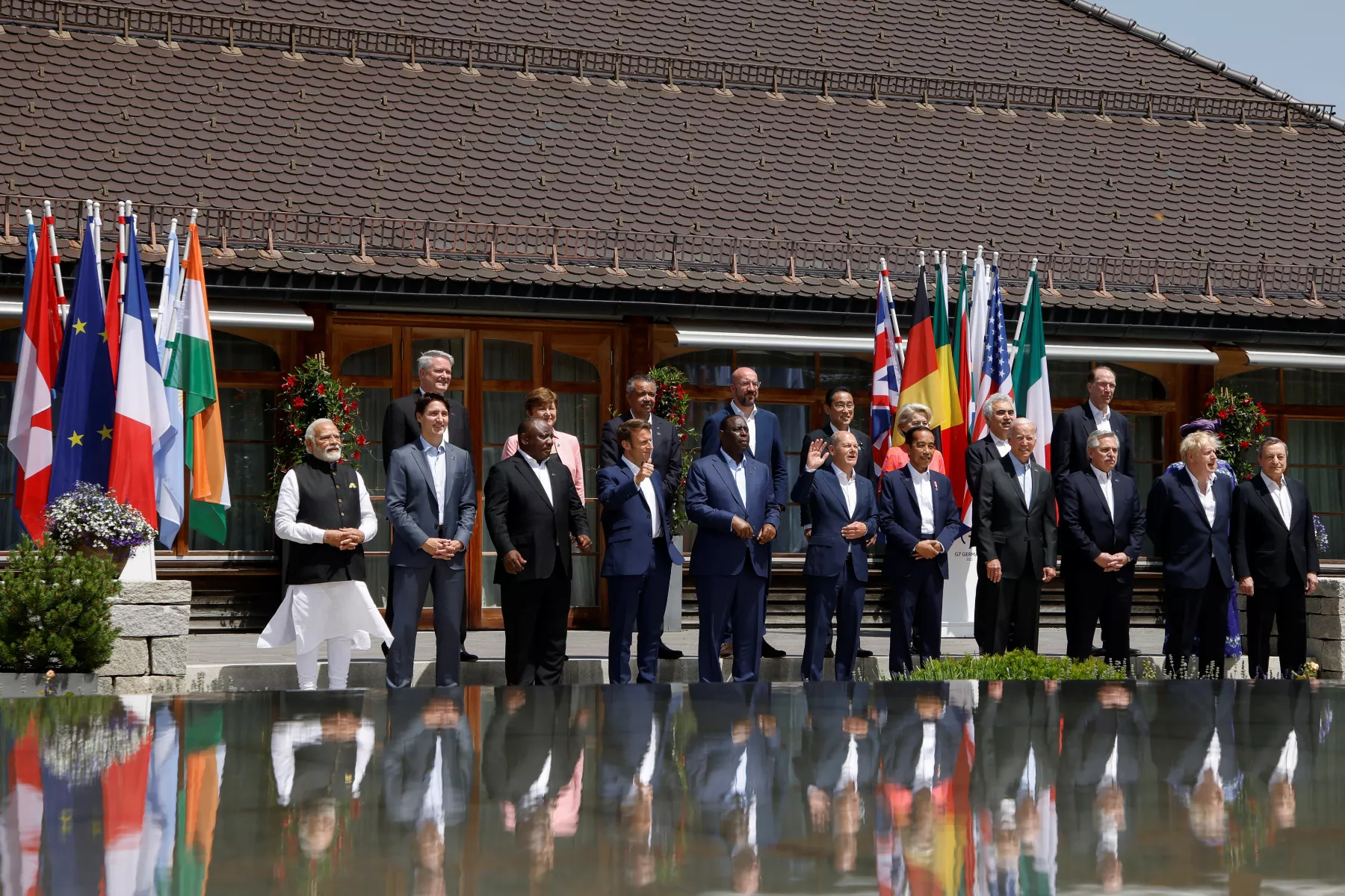 Los Jefes de Estado y de Gobierno del G7 y sus invitados se alinean para una foto familiar frente al castillo Schloss Elmau en los Alpes bávaros cerca de Garmisch-Partenkirchen, el 27 de junio de 2022.